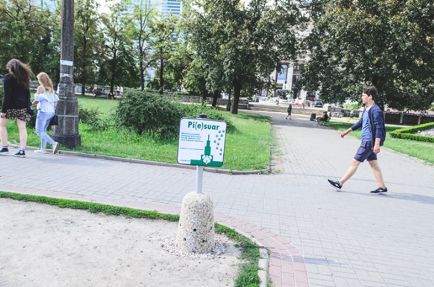 Piesuary w Warszawie już działają. Psie toalety stanęły...