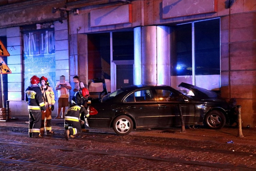 Wrocław. Rozpędzony mercedes wbił się w budynek przy Dworcu Głównym PKP. Zobacz zdjecia