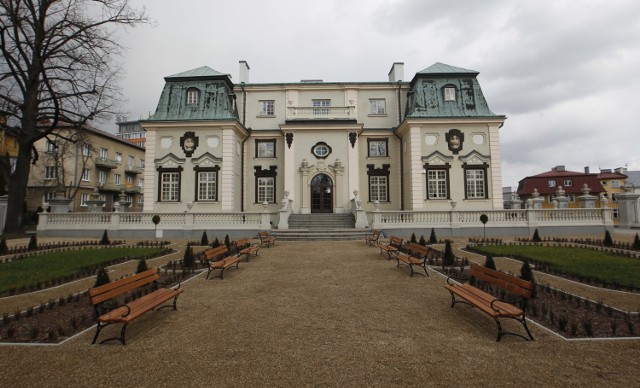 Letni Pałac Lubomirskich w Rzeszowie jest własnością Okręgowej Izby Lekarskiej. Prace konserwatorskie trwały około 5 lat. Teraz, oprócz pięknej budowli, możemy podziwiać dwie kwatery historycznego ogrodu, odtworzone pieczołowicie na podstawie XVIII-wiecznego planu Karola Wiedemanna.