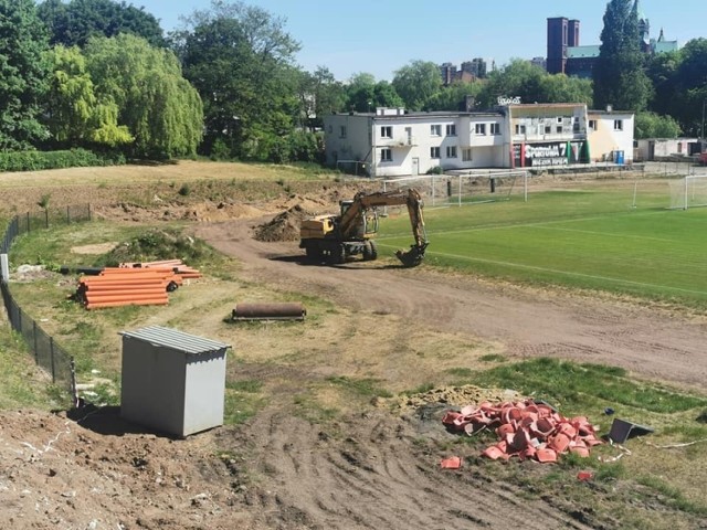 Tak zmienia się stadion im. J. Pawełczyka w Czeladzi

Zobacz kolejne zdjęcia/plansze. Przesuwaj zdjęcia w prawo - naciśnij strzałkę lub przycisk NASTĘPNE