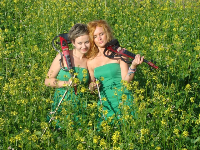 Nowy Dwór Gdański. Na letniej scenie przy Żuławskim Ośrodku Kultury w najbliższy piątek, 12 sierpnia wystąpi duet Queens of Violins. Początek o godz. 19.00.