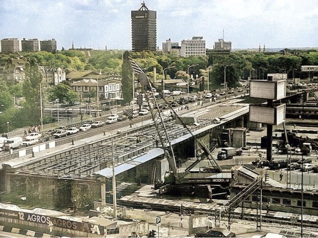 Pamiętacie Poznań bez Starego Browaru, Kupca Poznańskiego, Avenidy oraz... bez korków? Zobaczcie 50 zdjęć miasta sprzed niespełna trzydziestu lat. Tak wyglądał Poznań w latach dziewięćdziesiątych. Wielu z tych miejsc możecie dziś nie poznać!

Na zdjęciu budowa południowej nitki mostu Dworcowego. Inwestycja została oddana do użytku 22 grudnia 1992 roku.

Przejdź dalej i zobacz kolejne zdjęcia --->