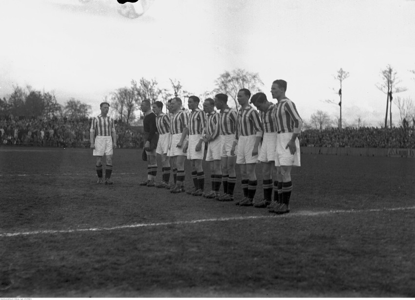 Mecz piłki nożnej Wisła Kraków - Cracovia w Krakowie 1938 r....