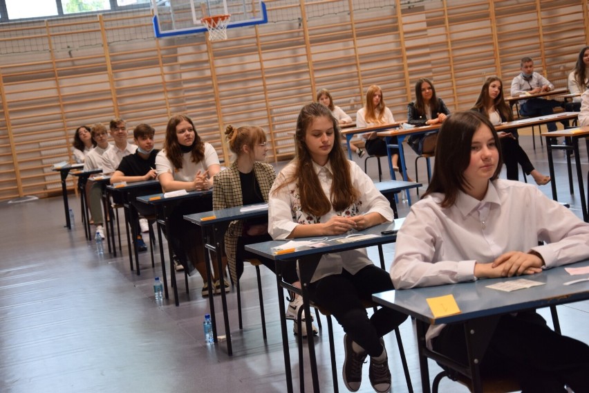 Egzamin ósmoklasisty 2021 w SP 5 w Zduńskiej Woli ZDJĘCIA