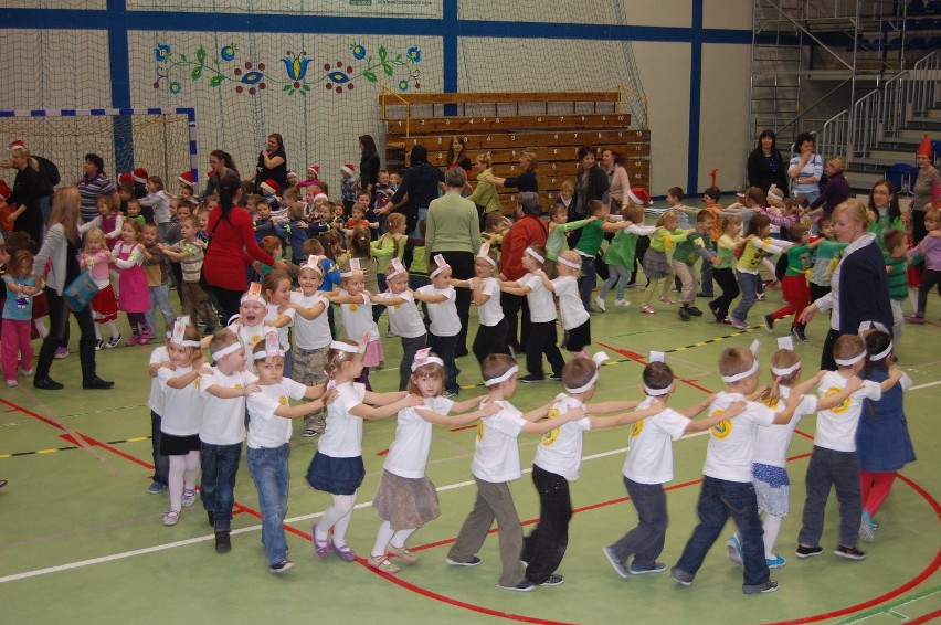 Kilkuset maluchów, podopiecznych rumskich przedszkoli, w...