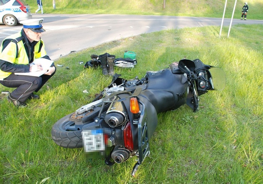 Wypadek na ul. Parkowej w Prabutach. Ranny motocyklista [ZDJĘCIA]