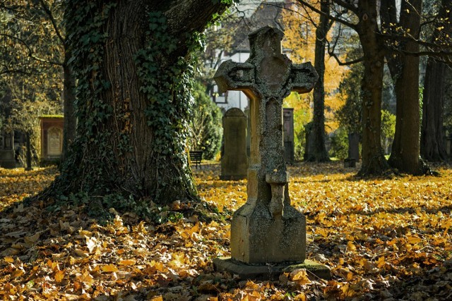Nadchodzi czas odwiedzin na grobach bliskich. Przedstawiamy listę cmentarzy w powiecie oświęcimskim z godzinami otwarcia