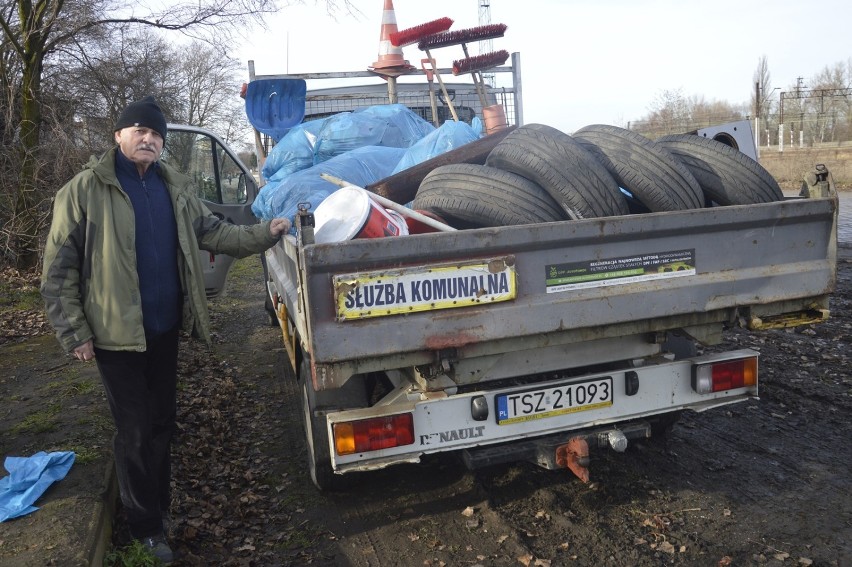 Dziesiątki butelek, opony, elektronika i ludzkie odchody. Tak śmiecą głogowianie na Towarowej [ZDJĘCIA]