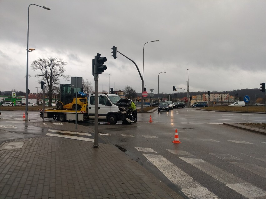 Na Rondzie Solidarności w Wejherowie zderzyły się laweta i pickup. Jedna osoba poszkodowana