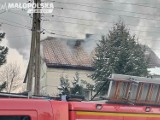 Pożar w budynku mieszkalnym na ul. Stara Droga w Bulowicach (gmina Kęty). Z ogniem walczyło 30 strażaków