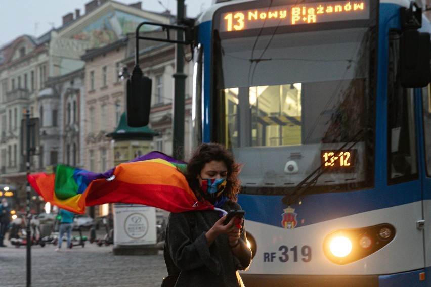 Kraków. Rozpoczęły się kolejne protesty kobiet. Doszło do przepychanek, były utrudnienia w ruchu [ZDJĘCIA]