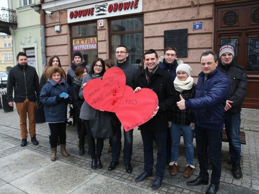 Działacze FMS i SLD rozdawali dziś Karty Życia