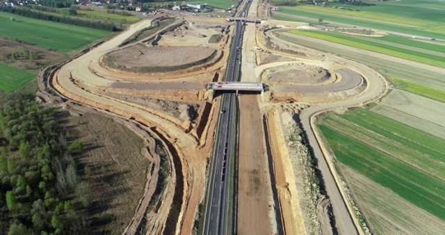 Budowa autostrady A1, odcinek E. Na śladzie dawnej gierkówki powstaje tu 17 km trzypasmowej betonowej autostrady. Tak plac budowy wyglądał w kwietniu 2020 roku.

Przesuwaj zdjęcia w prawo - naciśnij strzałkę lub przycisk NASTĘPNE