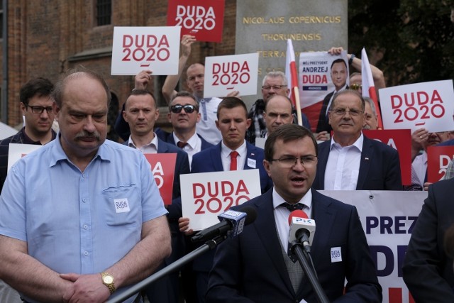 W czwartek, 25 czerwca, pod pomnikiem Mikołaja Kopernika w Toruniu odbyła się konferencja prasowa polityków i działaczy Prawa i Sprawiedliwości. Jej głównym tematem była tarcza antykryzysowa dla samorządów. Podczas spotkania padły też mocne słowa prof. Polaka na temat ideologii LGBT.