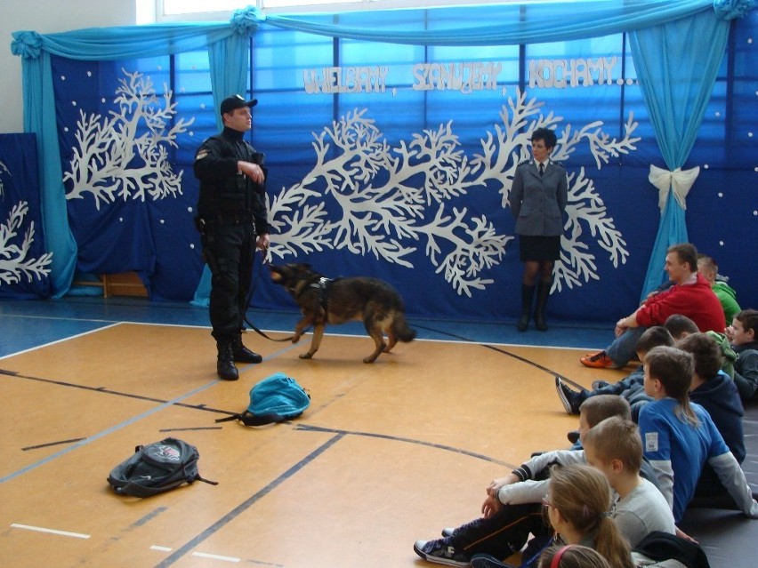 Policyjny pies Gabazo odwiedził szkołę w Wiadernie. Policjanci z Tomaszowa pokazali, jak szkolą psy