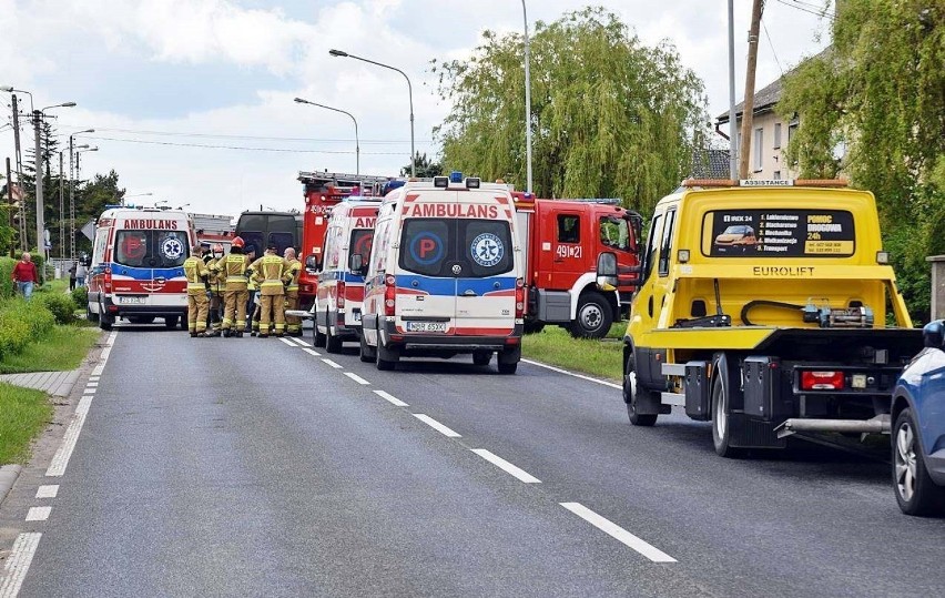 Na ul. Mroteckiej w Nakle doszło do zderzenia busa z...