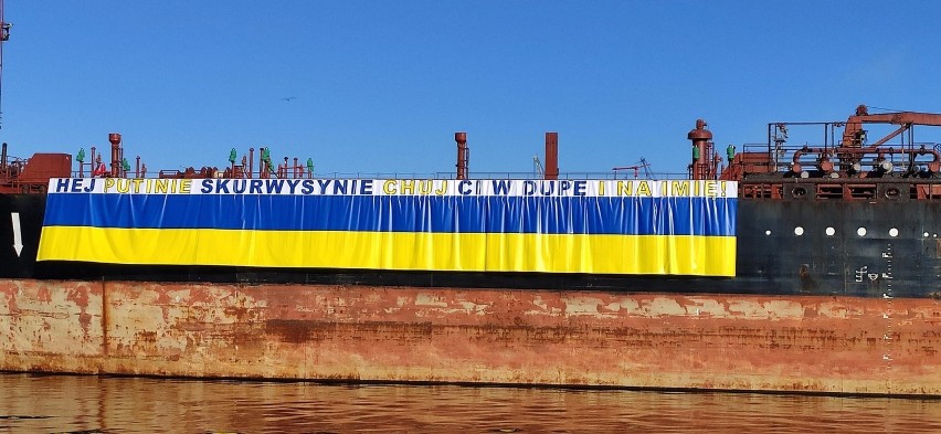 Ukraińska flaga z „wiadomością” dla Władimira Putina na rosyjskim statku w Gdyni