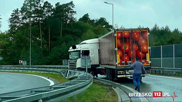 Ciężarówka wpadła w poślizg, blokując wjazd na autostradę A4 w Brzesku, 3.10.2022
