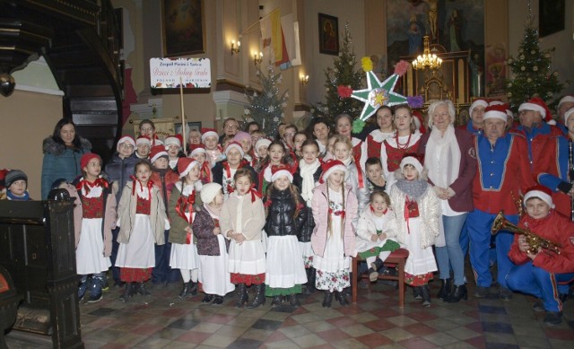 Widawska orkiestra dęta i Dzieci z Doliny Grabi kolędowały wspólnie w Widawie i Restarzewie