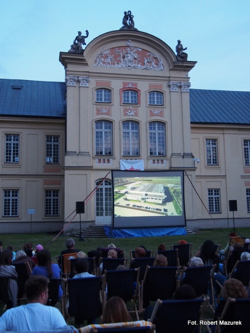 Czwartkowe "Kino pod Chmurką" w Radzyniu Podlaskim. Szukajcie się na zdjęciach