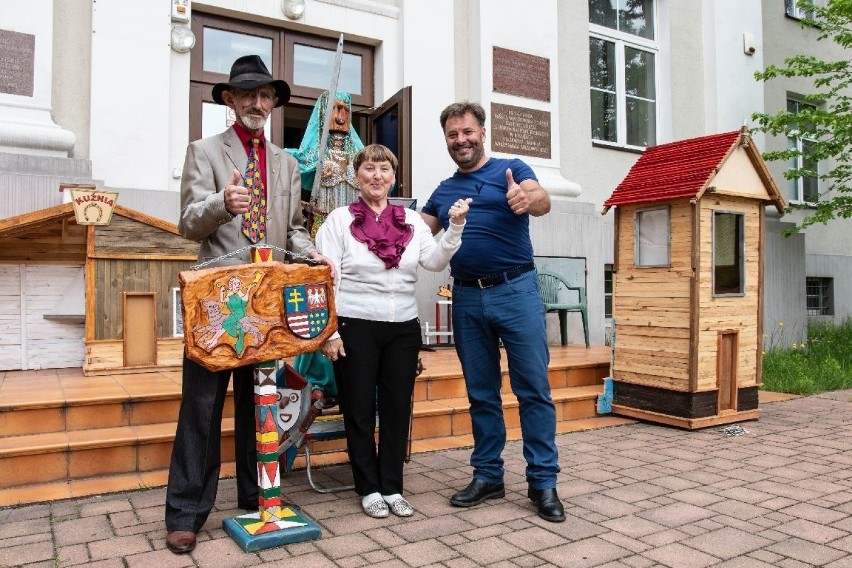 Niezwykłe rzeźby i stwory staną w centrum Kielc. Wystawa Buczyńskich z Pacanowa trafia do budynku i ogrodu przy Leśnej (WIDEO, ZDJĘCIA)