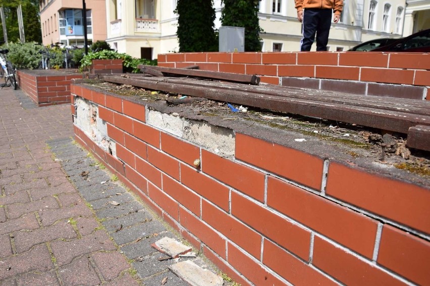 Ławki przy urzędzie miejskim w Wągrowcu są w fatalnym stanie