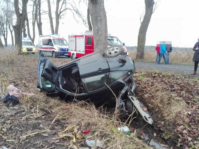 Do poważnego wypadku doszło na trasie ze Skoków do Chociszewa. Z nieznanych przyczyn samochód osobowy zjechał na pobocze, uderzył w drzewo i dachował. 

Zobacz więcej: Groźny wypadek pod Skokami. Samochód uderzył w drzewo i dachował