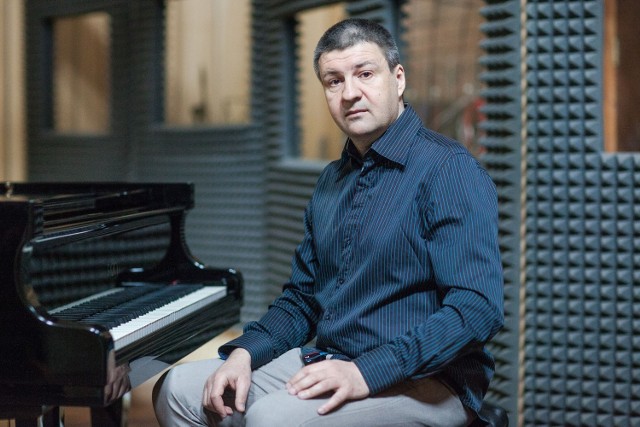 Ethno Jazz Festival zaprasza na koncert dedykowany pamięci zmarłego niedawno wielkiego kompozytora Wojciecha Kilara. Kuba Stankiewicz, wybitny wrocławski pianista jazzowy, nagrał w ubiegłym roku płytę pt. „Kilar” z własnymi interpretacjami słynnych tematów filmowych Wojciecha Kilara, która spotkała się z bardzo dobrym przyjęciem. Na żywo tego materiału posłuchacie w niedzielę w Synagodze pod Białym Bocianem (ul. Pawła Włodkowica 7) o godz. 18. Bilety kosztują 20-60 zł.

Czytaj więcej o płycie Killar TUTAJ