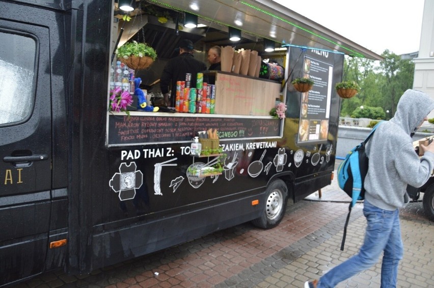 Żarciowozy w Stalowej Woli. W foodtruckach kuchnia z całego świata. Zobacz kulinarne szaleństwo na Placu Piłsudskiego