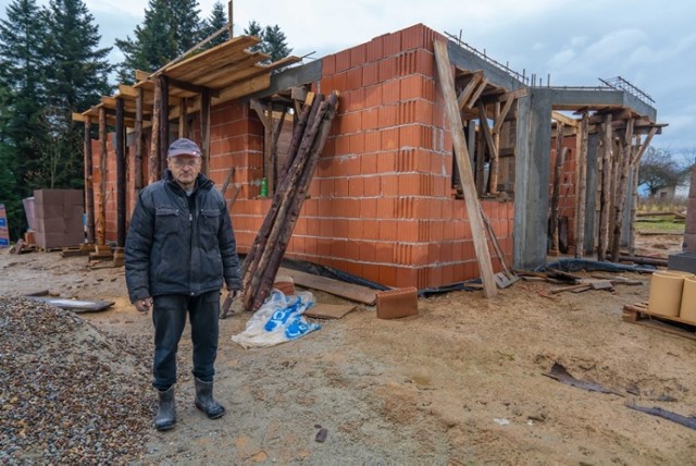Józef Zielonka cieszy się z postępu prac przy budowie nowego domu. Stary trzeba było wyburzyć po wybuchu butli z gazem