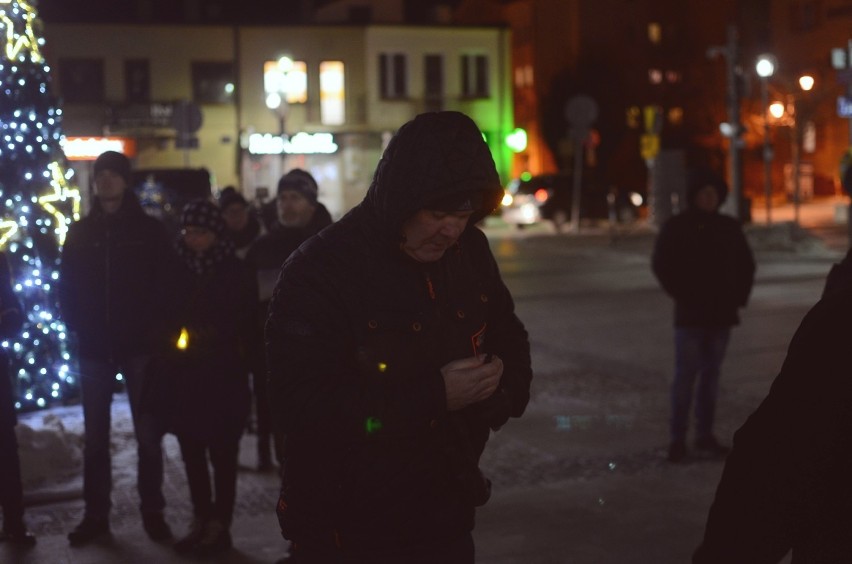 Bełchatów. Na placu Narutowicza odbył się milczący protest przeciwko przemocy. Światełko pamięci dla zmarłego prezydenta Gdańska [ZDJĘCIA]