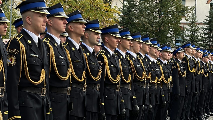 Ślubowanie kadetów w Częstochowie. W szeregi PSP wstąpiło 60 nowych strażaków