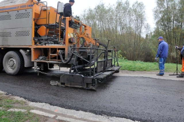 Powiat nowodworski. Wyremontowane drogi metodą "slurry seal" znów budzą kontrowersje. Mieszkańcy coraz głośniej mówią, że nowa nawierzchnia może zagrażać ich bezpieczeństwu.