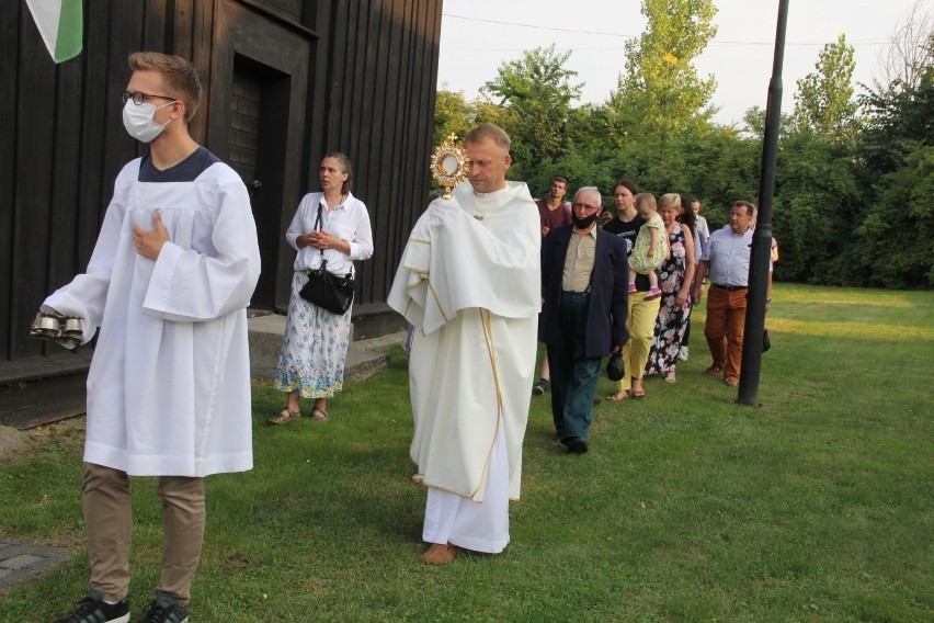 Odpust w kościele św. Anny w Brzezinach. Była uroczysta suma, procesja, a także specjalne ciasteczka