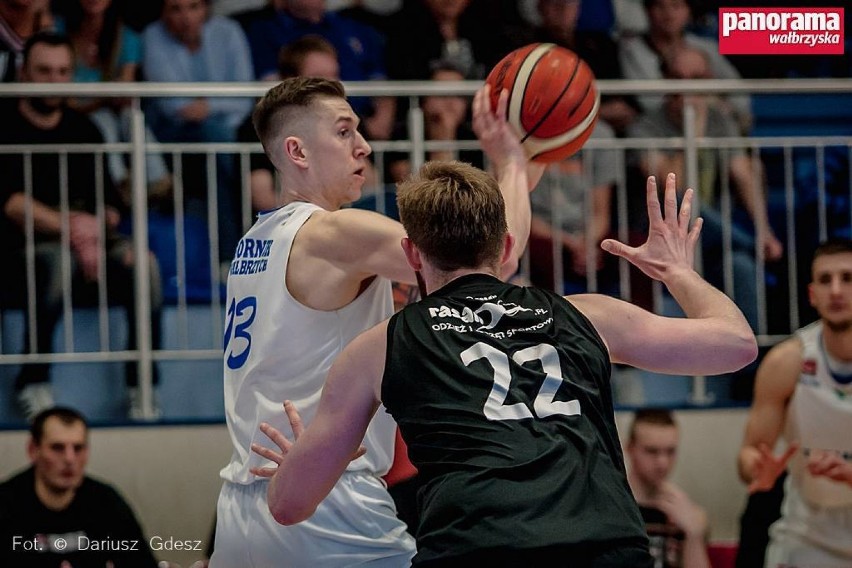 Koszykarze Górnika Trans.eu w pierwszym meczu II rundy play-off wygrali z drużyną w Gniezna 72:70