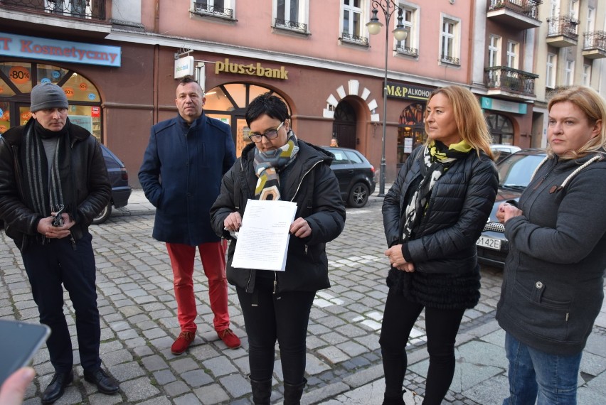 Kupcy z petycją, którą złożyli u prezydenta Kalisza w...