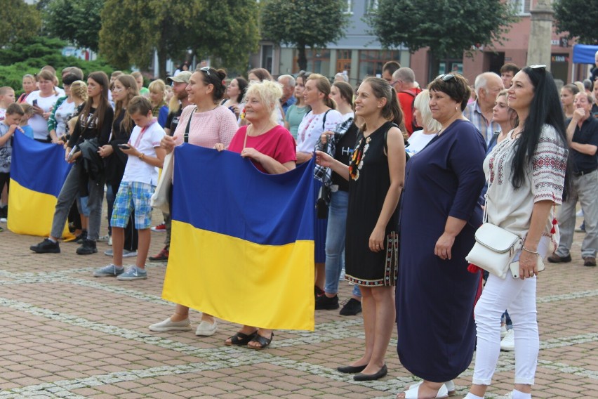 Wspólne śpiewanie i modlitwa po Ukraińsku na żorskim rynku