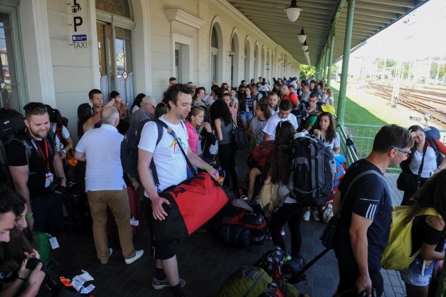 Ponad 400 osób z Polski i zagranicy wyjechało w poniedziałek specjalnym pociągiem osobowym z Przemyśla do Krakowa na Światowe Dni Młodzieży. 

