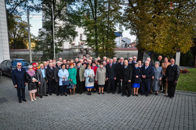 Kulminacyjnym punktem uroczystości było dokonanie przez burmistrza Wacława Ligęzę aktu dekoracji osób, które przeżyły 50 lat w jednym związku małżeńskim medalami nadanymi przez Prezydenta Rzeczypospolitej Polskiej
