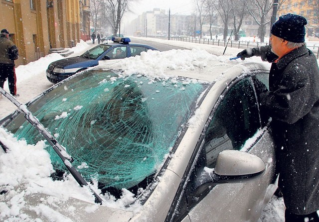 Zlodowaciały śnieg, który osunął się z dachu siedziby Izby Skarbowej, uszkodził dach fiata i rozbił przednią szybę.