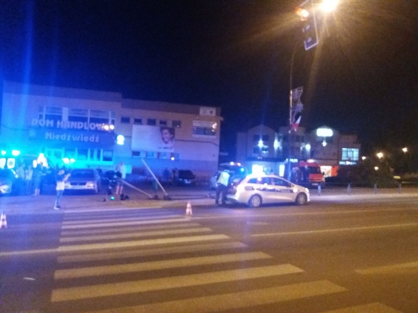 Wypadek w centrum Tomaszowa. Rozpędzonym audi staranował  barierki i uciekł. Dwie nastolatki poszkodowane [ZDJĘCIA,FILM]