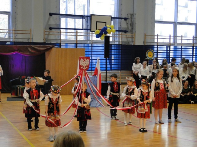 Uczniowie Publicznej Szkoły Podstawowej numer 33 przygotowali program artystyczny na jubileusz szkoły.