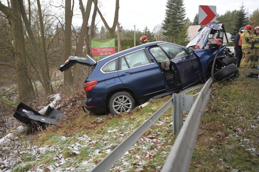 Czołowe zderzenie dwóch samochodów na DK 16 w Kłódce pod...