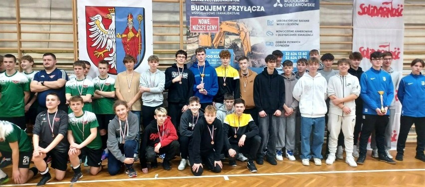 MKS Libiąż z Pucharem Burmistrza w młodzieżowym halowym turnieju piłkarskim. ZDJĘCIA