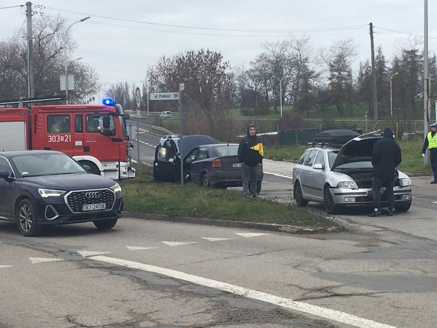 Dwie kierujące w szpitalu po wypadku w rejonie skrzyżowania ulic Krakowskiej i Pakosz w Kielcach