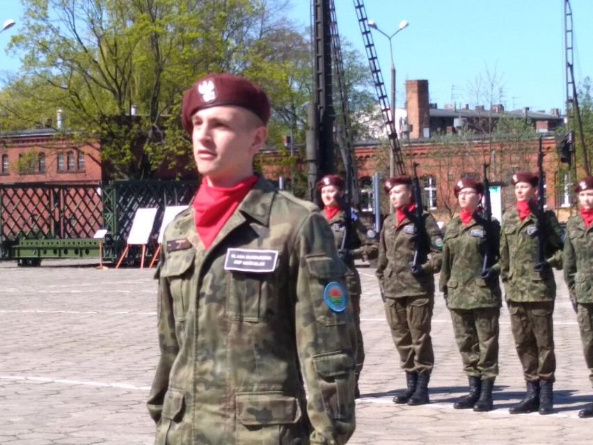 Uczniowie z ZSP w Kościelcu uświetlnili pokazem musztry Święto Pułku w Inowrocławiu [zdjęcia, wideo]