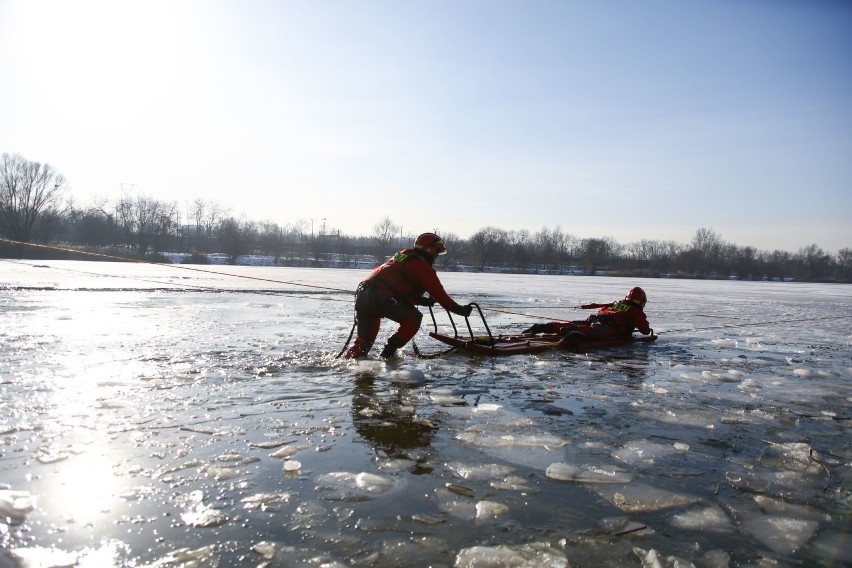Kraków. Bagry, pękający lód i akcja ratownicza. Tak strażacy ćwiczyli na zamarzniętym zalewie [ZDJĘCIA]