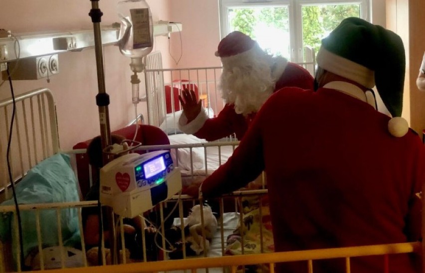 Mikołaj w Szpitalu Specjalistycznym w Kościerzynie. Nie zgadniecie, kto był śnieżynką i pomocnikami [GALERIA]