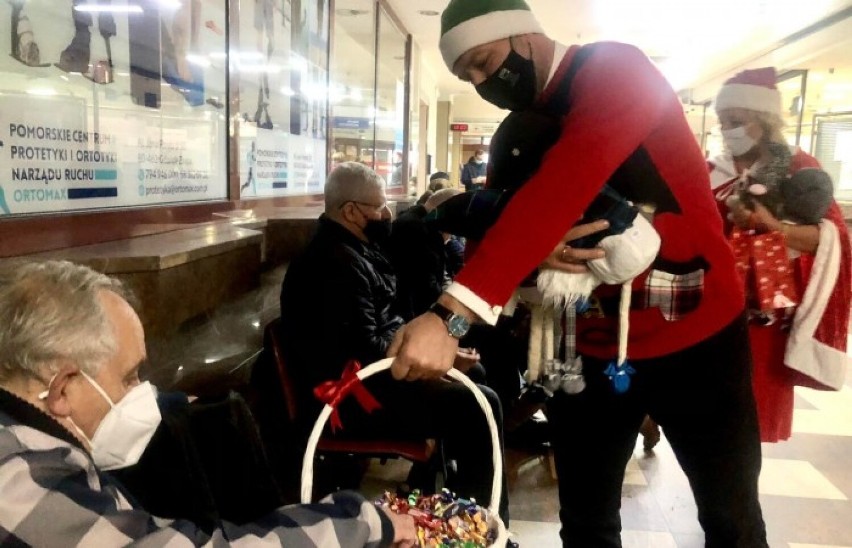 Mikołaj w Szpitalu Specjalistycznym w Kościerzynie. Nie zgadniecie, kto był śnieżynką i pomocnikami [GALERIA]