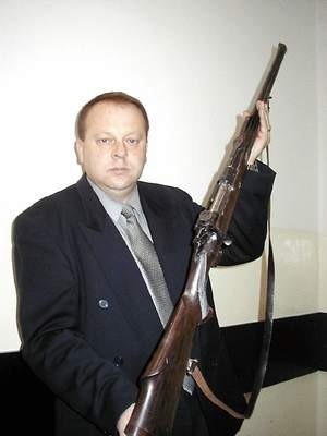 Henryk Sołodki pokazuje broń myśliwską, której sprawcy użyli podczas napadu